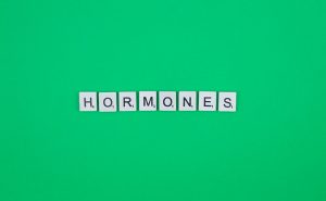 Desequilíbrio hormonal: sintomas, causas e tratamentos